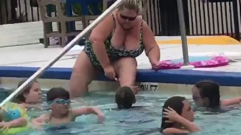 Не сдержавшаяся дама у бассейна