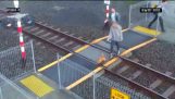 Une femme entre dans la voie droite devant un train