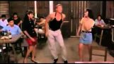 Ο Jean-Claude Van Damme χορεύει τα «Καγκελια»