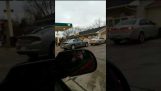 Driver Rams i polisbil på bensinstation