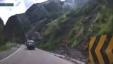 土砂崩れでトラック2台が岩に衝突 (ペルー)