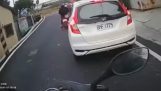 Странная авария на скутере