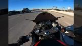 Lucky rider redt zijn motor met 220 km/u