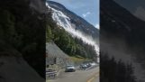 Passerar förbi Langfossen vattenfall i Norge