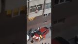 Forbipasserende redder en mand fra en brændende bygning