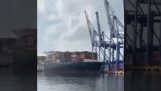 Schiff wirft Kräne im Hafen um (Turkei)
