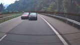 Conflitto con collisioni tra due conducenti su un'autostrada (Malaysia)