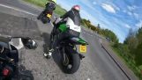Aceleración con la motocicleta en una carretera desconocida