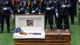 Um cão policial é enterrado com honras de herói