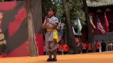 En 9 år gammel jente vinner Shaolin-lekene