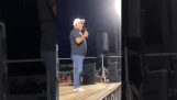 Cantante desaparece repentinamente del escenario