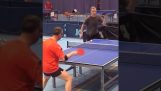 Spektakulært ping pong skud