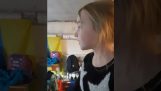 una niña lo canta “Déjalo ir” en un refugio (Ucrania)