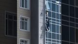 Een kind hing op de 7e verdieping van een flatgebouw