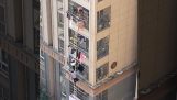 Pessoas escapam de seus apartamentos por escada rolante