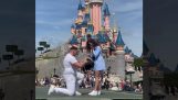 Ein Mitarbeiter von Disneyland beendet einen Heiratsantrag