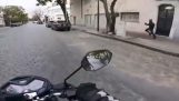 Motorradfahrer gibt dem Opfer ein gestohlenes Handy zurück