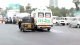 Ambulanța provoacă un accident (India)