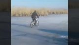 Велосипед на замерзшем озере (Fail)
