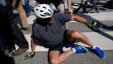 Joe Biden spadne z bicykla