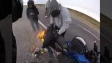 A evaporação provoca fogo em uma motocicleta