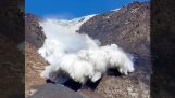 Планинаре затрпава лавина (Киргистан)