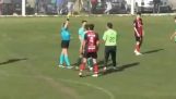Um jogador de futebol ataca um árbitro