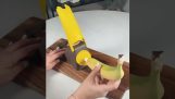 このガジェットはバナナをチョコレートで満たすことができます