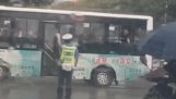 Buspassagier überreicht dem Verkehrspolizisten einen Regenschirm