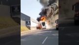 Brennende buss ruller nedover
