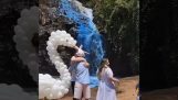 Eles derramaram cor em uma cachoeira para sua festa