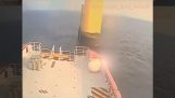 Embarcación choca con aerogenerador
