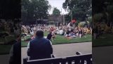Zpěv Bon Jovi v parku