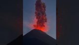 Les touristes sont dangereusement proches de l'éruption d'un volcan