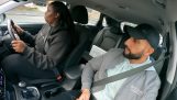 La donna dimentica di mettere l'auto davanti durante l'esame di guida