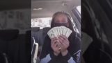 Egy nő mutogatja a pénzét