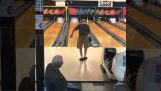 En 90-åring spelar bowling