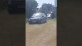 Фермер карає водія, який незаконно припаркував мерседес на своєму полі