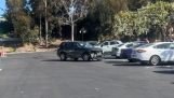 Donna Amok si scontra con le auto nel parcheggio