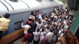 Wsiadanie do pociągu w Indiach