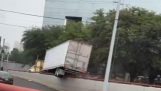Truck doet stunts op een vangrail