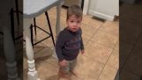 En liten gutt viser hvordan han slo hodet