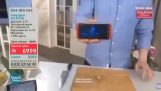 Telemarketing-verkoper breekt noten met een mobiele telefoon
