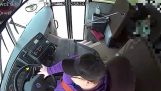 Eleven stannar skolbussen efter att föraren svimmar