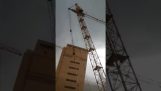 起重機跌落在建築工地上 (俄羅斯)