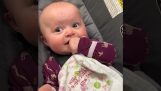 תינוק מקשיב להוריו בפעם הראשונה