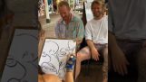Γελοιογράφος ζωγραφίζει δύο καρικατούρες