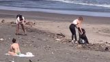 Влиятельный человек чистит пляж