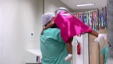 Chirurgul îi îmbracă pe copii mici în supereroi înainte de operație