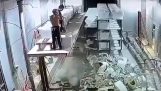 倉庫内の破壊